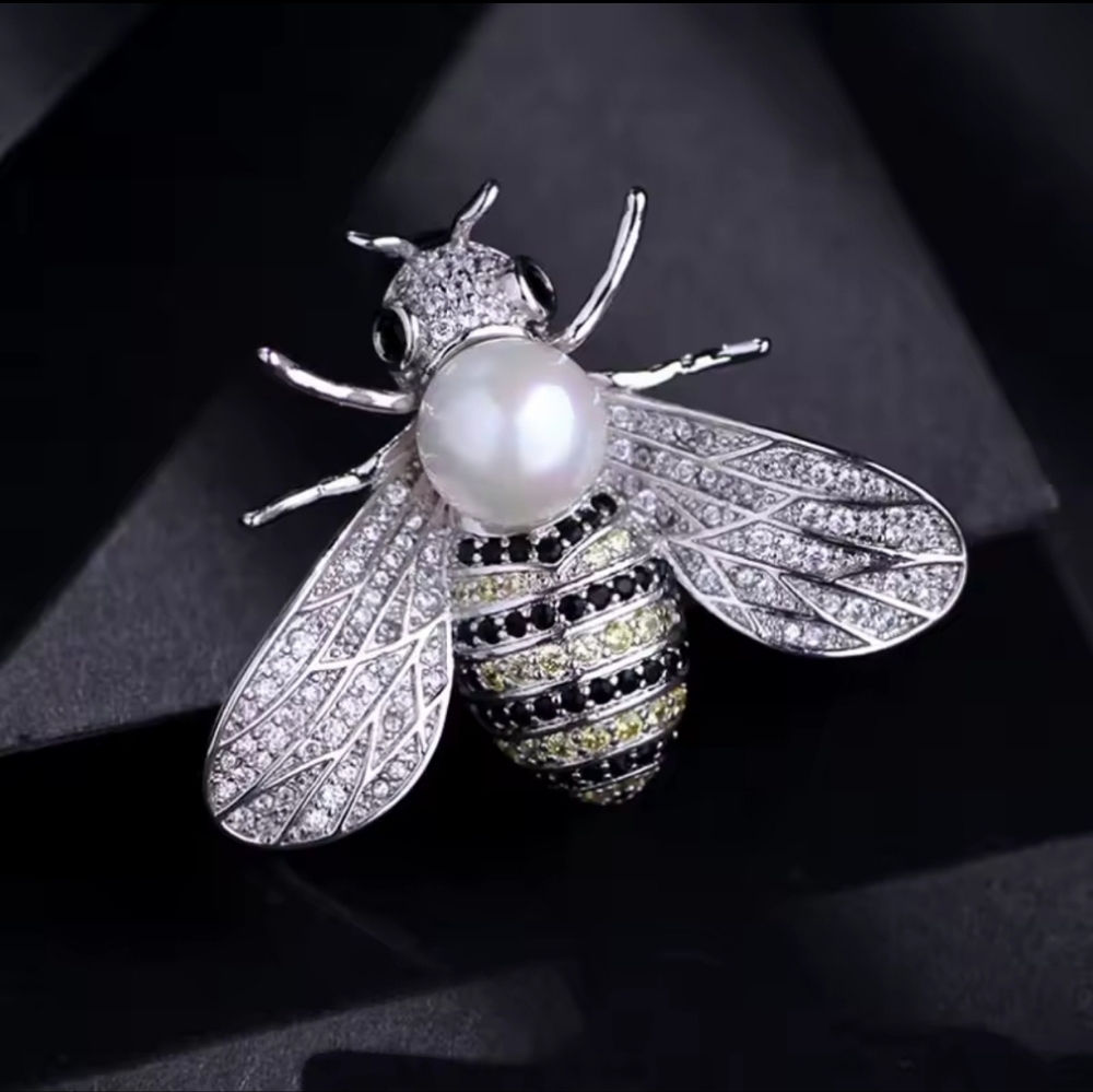 Bee 🐝 Brooch with Pearl Accent - Picture 3 of 5